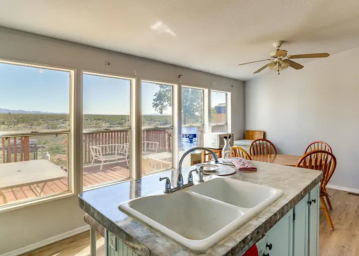 Hualapai Mountain Views & Deck! Getaway Holiday home *