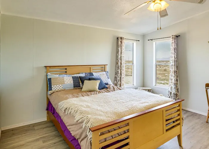 Hualapai Mountain Views & Deck! Getaway Holiday home Yucca