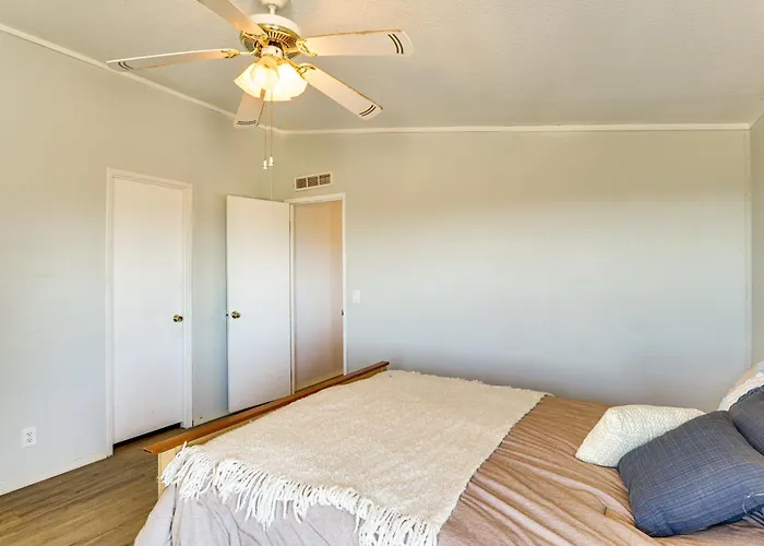 Hualapai Mountain Views & Deck! Getaway * Yucca