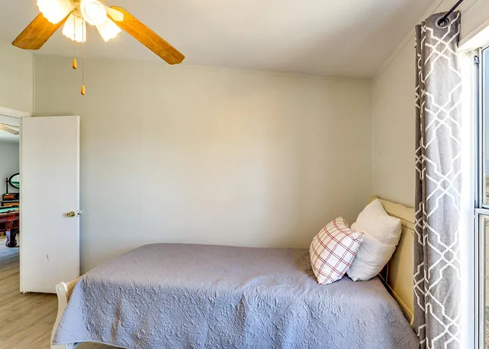 Hualapai Mountain Views & Deck! Getaway Holiday home Yucca